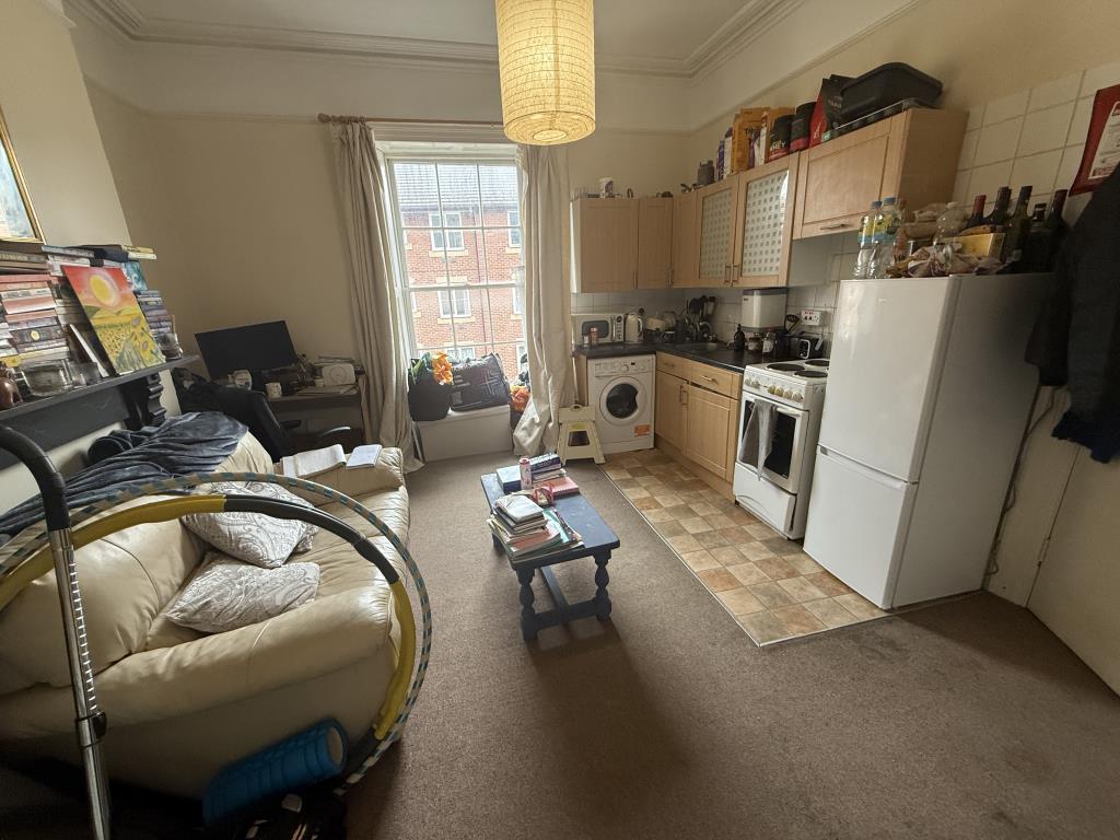 Lot: 121 - FREEHOLD INVESTMENT COMPRISING FOUR APARTMENTS CLOSE TO THE CITY CENTRE - Flat 2- Open plan living/kitchen
